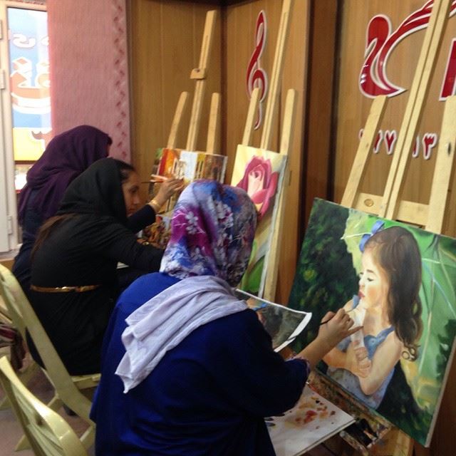 هنرجویان در حال طراحی