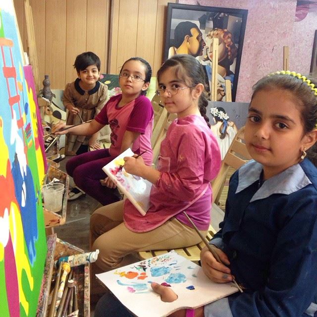 هنرجویان در حال طراحی