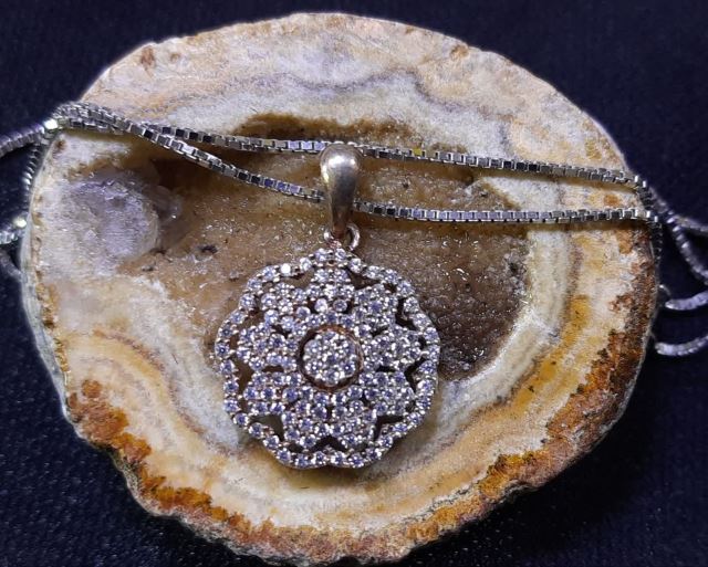 گردن آویز گل