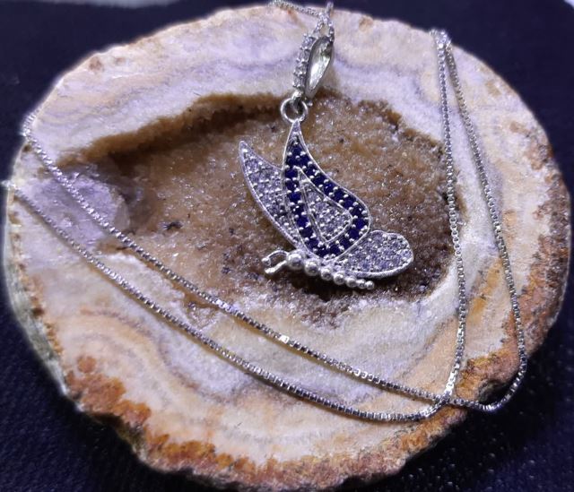 گردن اویز پروانه