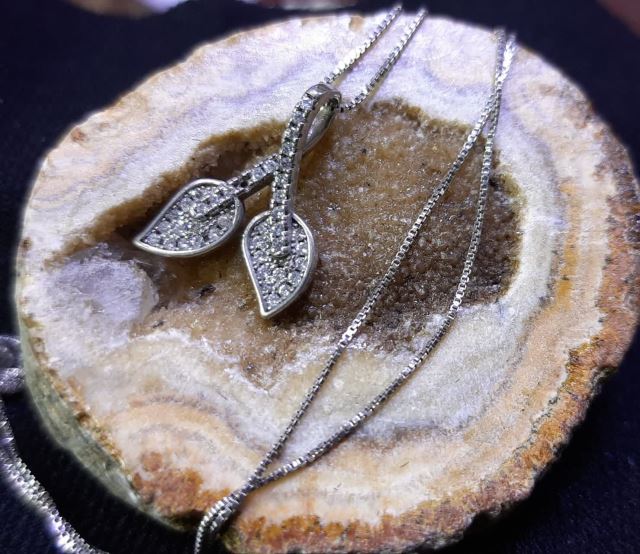 گردن اویز برگ