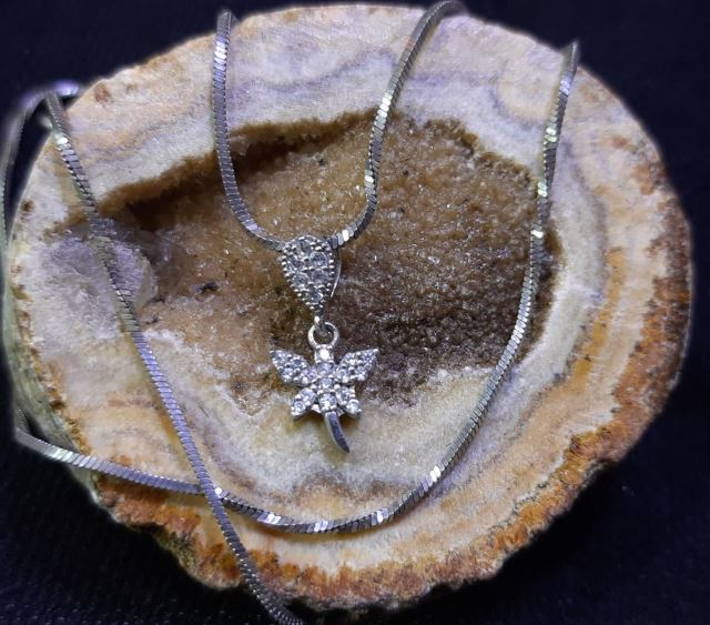 گردن اویز پروانه