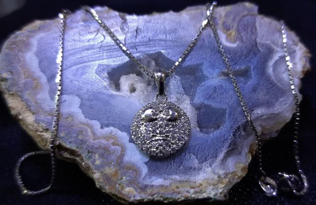 گردن اویز استیکر