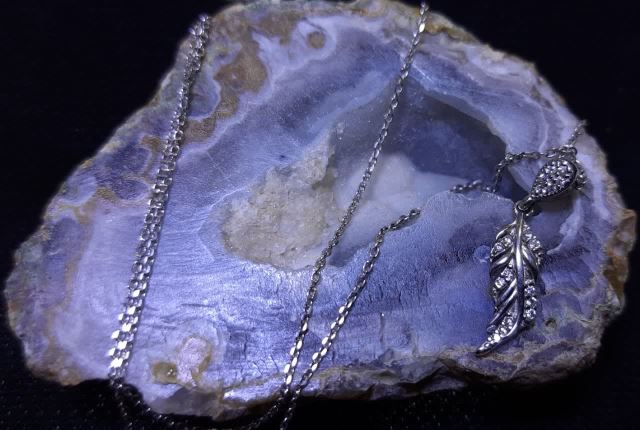 گردن اویز برگ