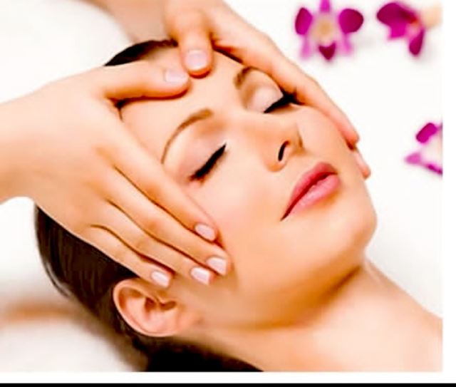 ماساژ(سر وصورت) پرطرفدارترین ماساژجهت شادابی، لطافت، زیبایی، سلامت و فرم دهی پوست صورت بهمراه سم زدایی و کلاژن سازی و رفع چروک، افتادگی استفاده می شود
