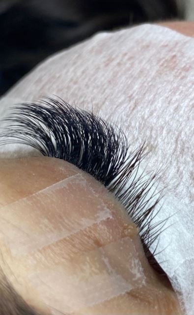 خدمات مژه در سالن زیبایی در شیخ بهایی