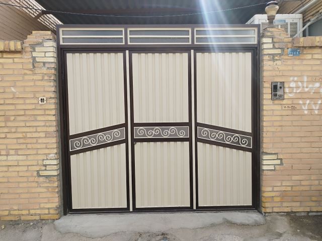 درب آهنی حیاط