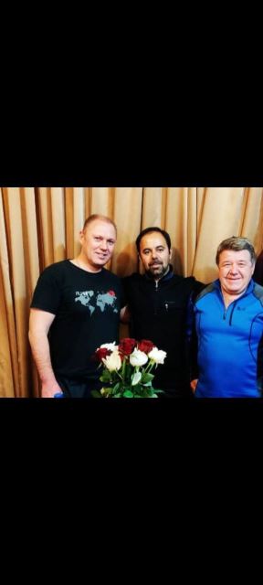 استاد حسن پور در کنار مهندسین اُکراینی