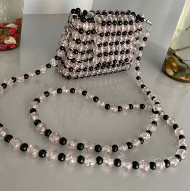 کیف مروارید سفید شفاف با مروارید مشکی شفاف