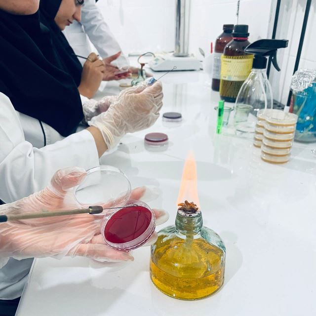 انجام پذیرش آزمایشگاه و کار با نرم افزار پذیرش توسط شخص دانش پژوه با نظارت کامل اساتید دوره