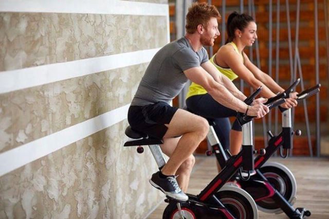تمرین با دوچرخه ثابت نه تنها برای بهبود فیزیکی, بلکه برای بهبود سلامت روحی و روانی نیز موثر است. هنگام تمرین با دوچرخههای ثابت, هورمونهای مختلفی مانند آندروفین و سروتونین ترشح میشوند.
