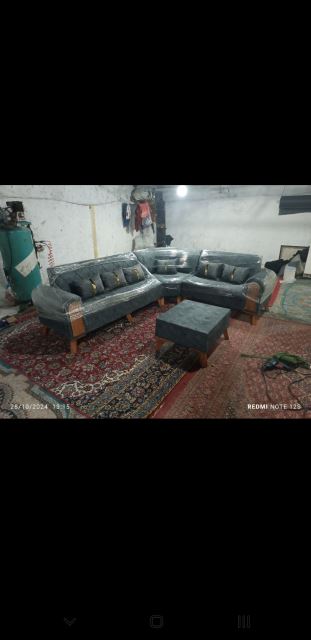 مبل ال راحتی با پایه های چوبی