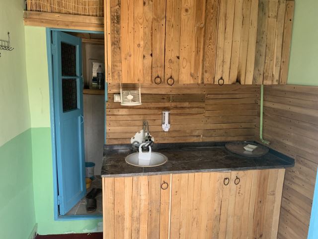 آشپزخانه بین اتاق دل و دلبر 