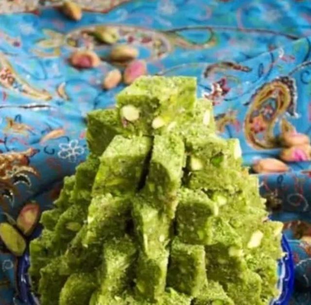 لوز پسته ای