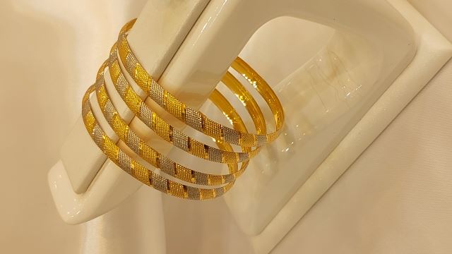 وزن النگو دو رنگ:از 3گرم و تا 4گرم و نیم موجود میباشد 