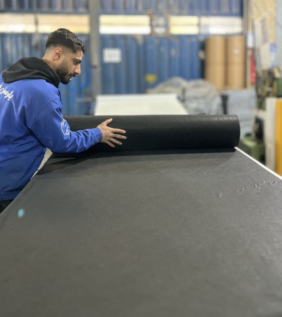 چسبدار کردن نمد