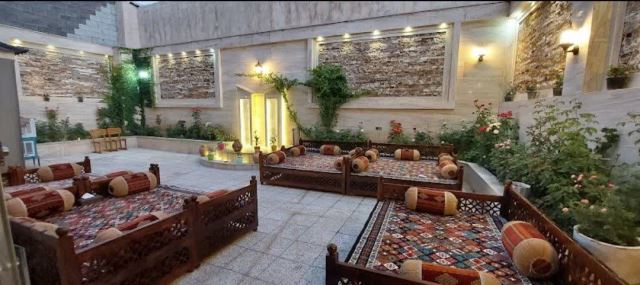 رستوران بیرون بر تخت طاووس