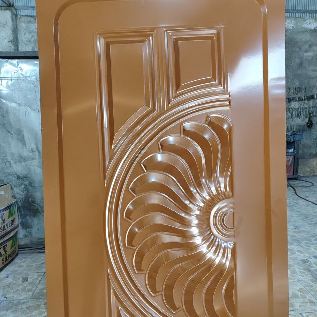 رنگ رویه درب ضدسرقت در کارگاه لیان رشت