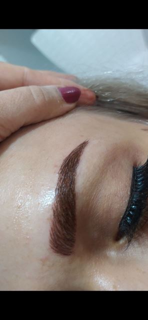 میکروبلیدینگ ابرو و خط چشم