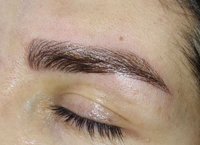 میکروبلیدینگ ابرو و خط چشم 