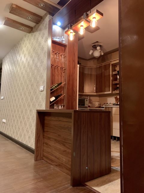 کافی‌بار چوبی کنار اپن با طراحی نورپردازی خاص