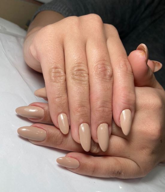 ناخن کار انجام خدمات ناخن