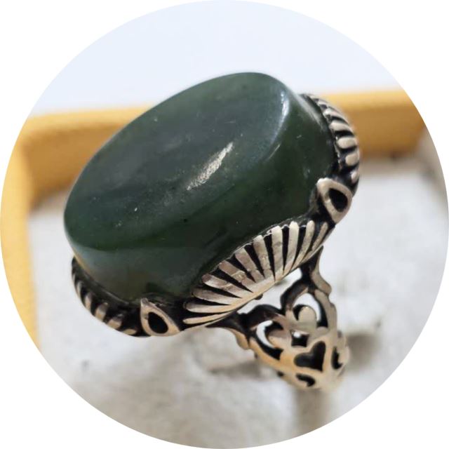 انگشتر نقره با نگین یشم 