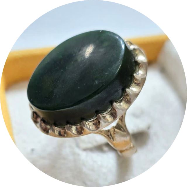 انگشتر نقره با نگین یشم 