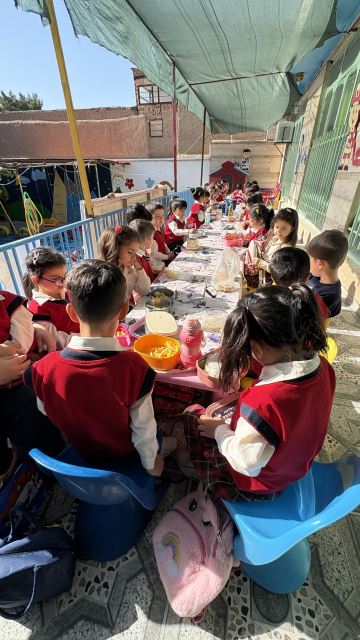 صرف صبحانه در محیط باز کودکستان یاس