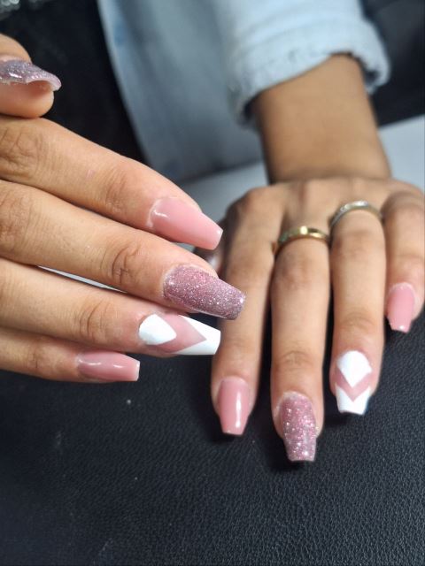 خدمات ناخن 💅🏻 برای دیدن نمونه های بیشتر روی عکس کلیک کنید 