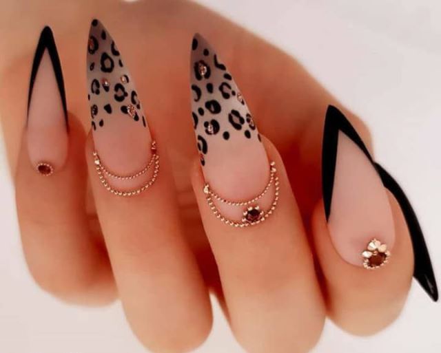 خدمات تخصصی ناخن 💅🏻 برای دیدن نمونه های بیشتر روی عکس کلیک کنید