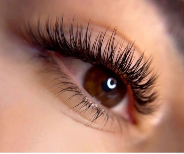 خدمات اکستنشن مژه 👁️ برای دیدن نمونه های بیشتر روی عکس کلیک کنید