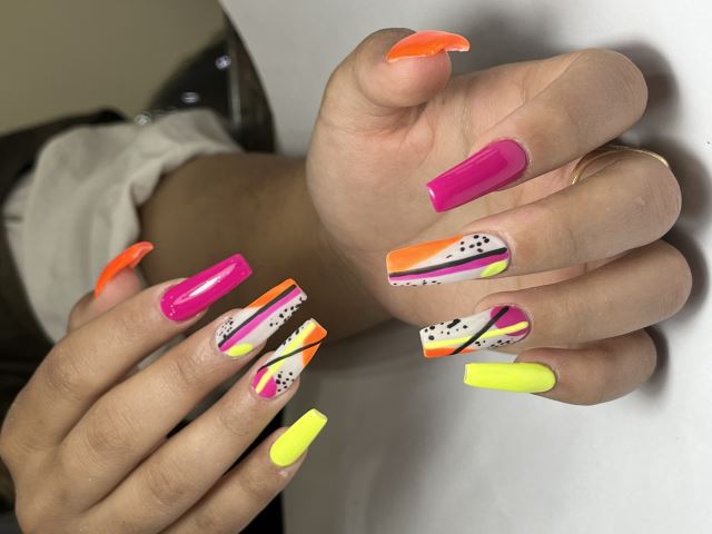 خدمات ناخن😍برای دیدن نمونه های بیشتر روی عکس کیلیک کنین☝🏻