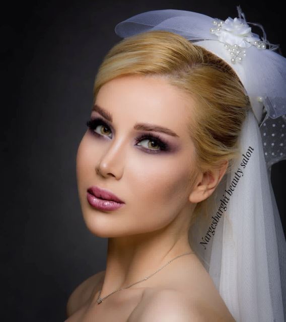 خدمات میکاپ و شینیون 😍 برای دیدن نمونه کارهای بیشتر روی عکس کیلیک کنین☝🏻