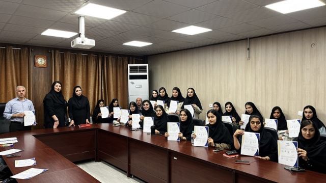 اهدا گواهی به دانشجویان در بیمارستان استاد محرری شیراز