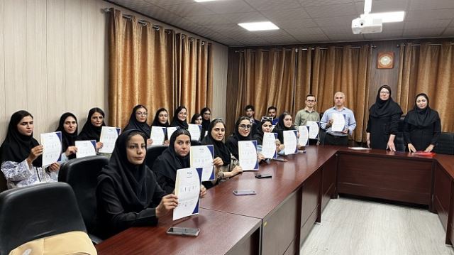 اهدا گواهی به دانشجویان در بیمارستان استاد محرری شیراز