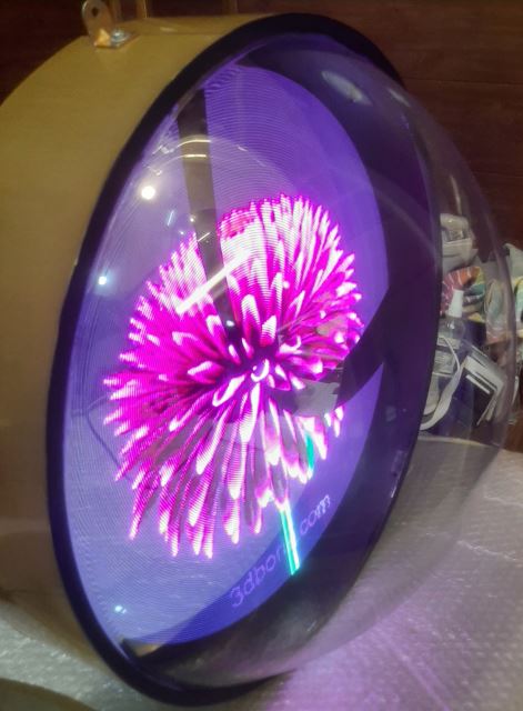 نمایشگر هولوگرافیکی 42 سانتی- با محافظ پوششی شفاف و صفحه نمای محدب در قاب دایره ای طلایی