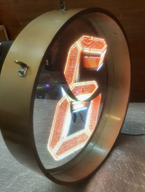 نمایشگر هولوگرافیکی 42 سانتی- با محافظ پوششی شفاف و صفحه نمای تخت در قاب دایره ای طلایی