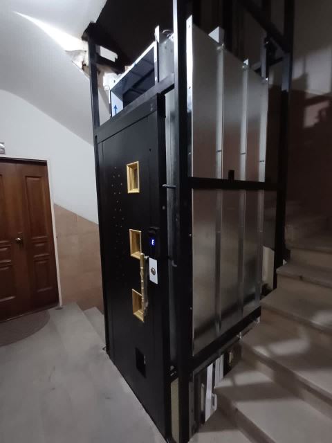 آسانسور بین پله