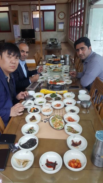 صرف غذا با دوستان کره ای