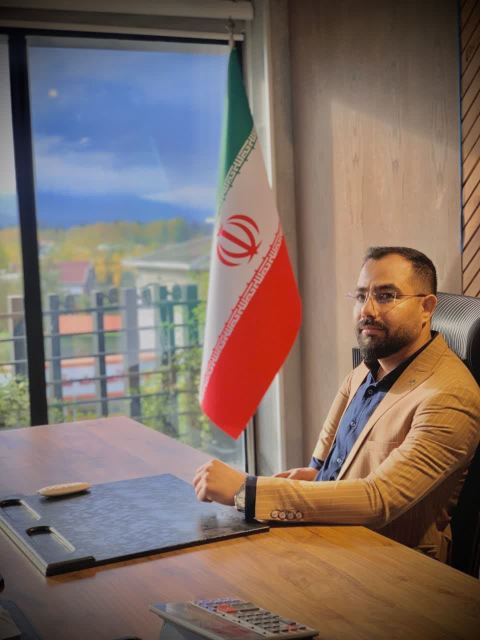 وکیل دادگستری و عضو کانون وکلای تهران