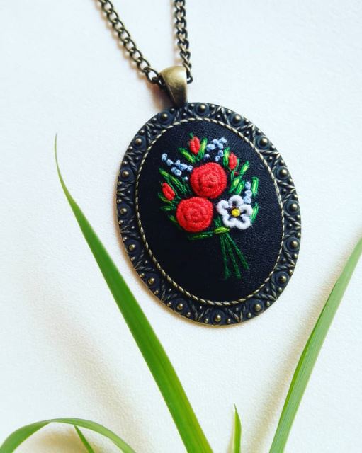 گردنبند گلدوزی (کلیک کن 👇👇👇)